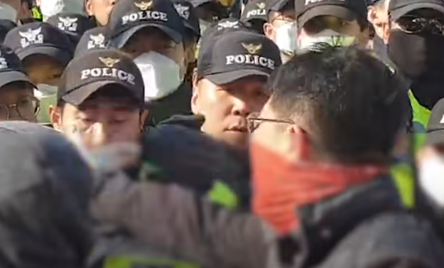 <b>민주노총 경찰폭행</b> | 언론이 보여주지 않는 좌파의 위험성... 