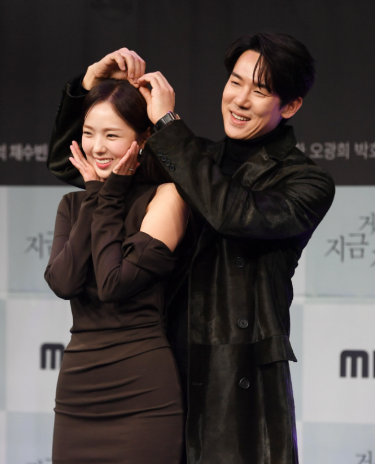 <b>유연석</b>과 <b>채수빈</b>, 새드, 해피엔딩? 20년 사랑의 <b>결말</b>은?... 