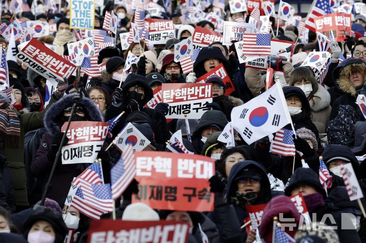 尹<b>체포</b> 시도 불발…다시 불붙은 '탄핵 <b>찬반</b>' <b>집회</b>