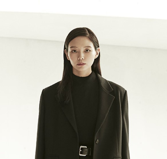  프로페셔널한 출근룩 감성을 잘 살려 30대 오피스룩으로 딱 좋은 쉬즈미스 검정 플레어 롱 스커트 치마 코디 추천