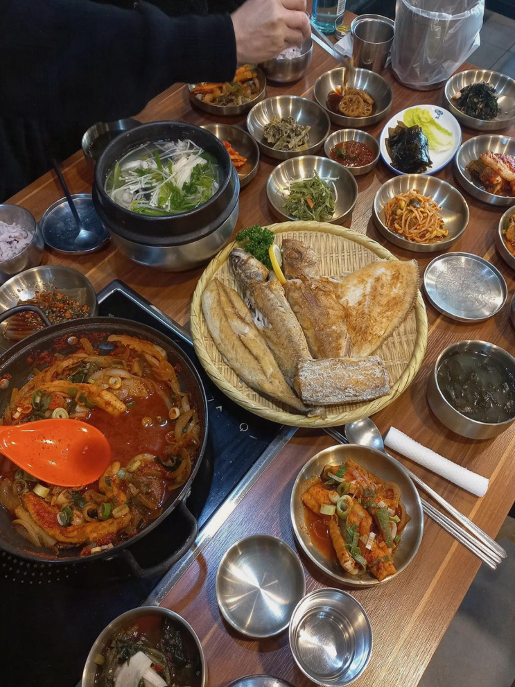  해수욕 후 즐기는 생선구이, 해담원 해운대점의 넓은 테이블에 감동