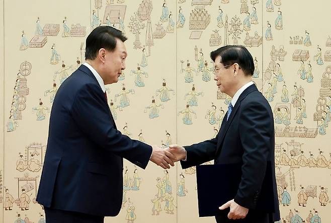 "<b>경호처장</b> '밀리면 실탄 <b>발포</b>' <b>명령</b>…완전무장 대테러팀도 투입"