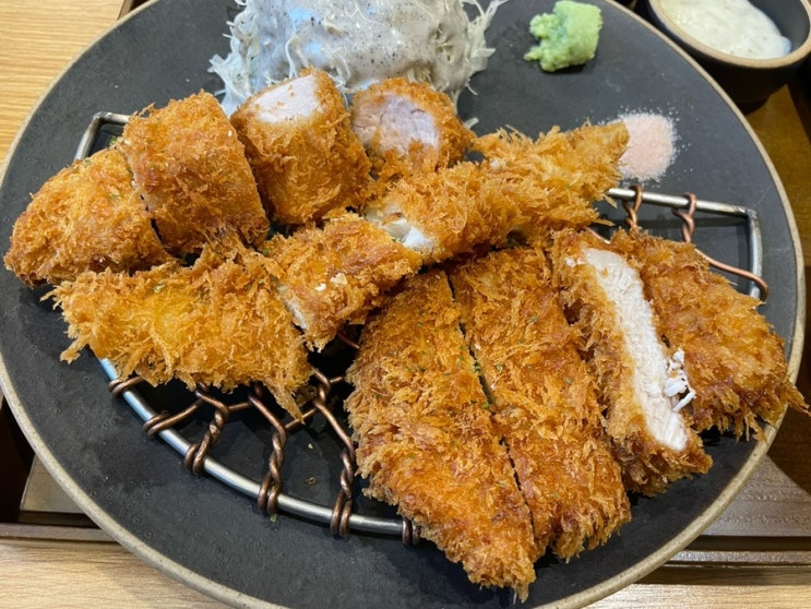  홍대입구역 맛집 추천 ! 혼자와도 여럿이와도 원하는 구성으로  다양하게 즐길 수 있는 돈까스 맛집, 돈까스튀기는형 홍대점