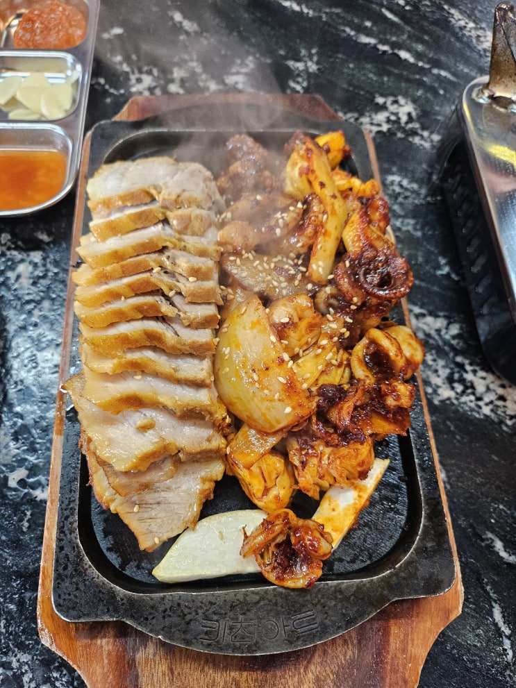  광교 중앙역 맛집 부마보쌈족발 광교본점 부드럽고 매콤한 돌판 쭈꾸미보쌈 후기