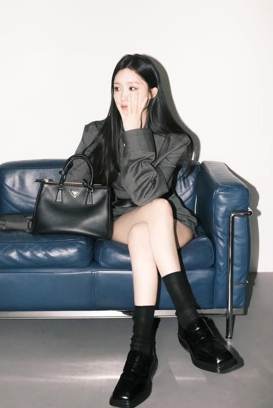  라이징스타 조혜주의 인스타에 올라온 매력적인 여자 명품 브랜드 프라다 갤러리아백 여성 토트백 가방