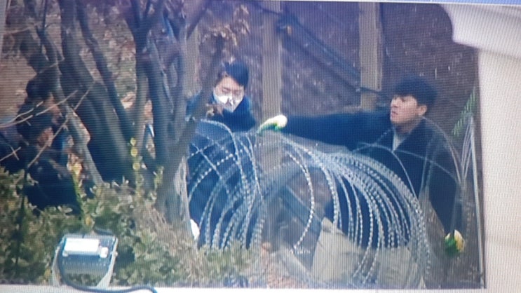 한남동 <b>관저</b> 철조망 치고 <b>경계 강화</b>‥폭설 속 밤샘 집회..... 