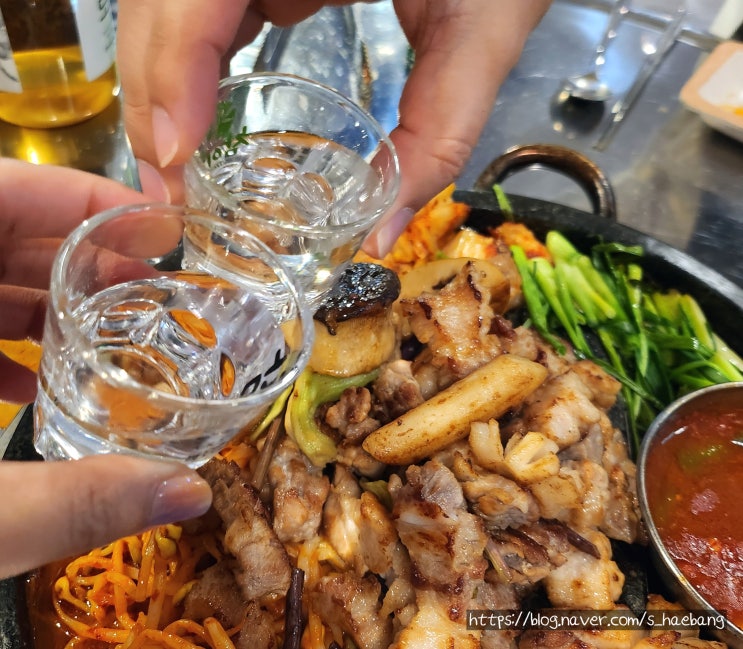  대구 내당동 맛집 백금돈, 두류역 고깃집 레트로 감성 삼겹살 맛집