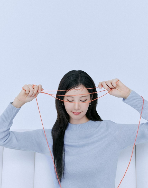  더엣지의 울 100% 홀가먼트 텐션 풀오버 3종으로 완성한 여성 미니멀룩 니트 코디 추천
