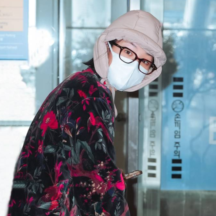  비비 공항패션 화려한 플라워 가운 스타일링