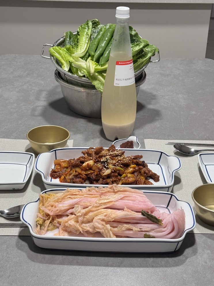  돼지두루치기. 복순도가 드라이. 백김치