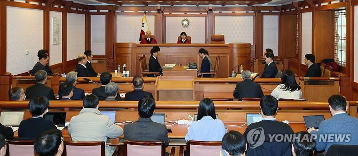 "내란죄 철회됐음에도 <b>탄핵심판</b> 강행은 위법"…<b>헌재</b> 상대로... 