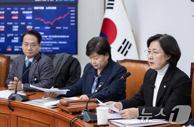 민주 "<b>경호처장</b>, 尹 체포영장 집행때 <b>발포 명령</b>…즉각 해임해야"
