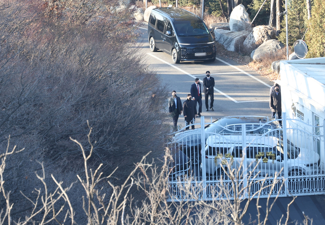 경찰, <b>윤석열 체포</b>영장 집행 <b>저지</b> 경호처 직원 <b>체포</b> 검토…사병... 