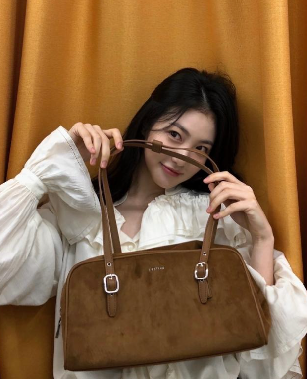  20대 여자 대학생의 데일리백으로 만족스런 선택인 제이에스티나 스웨이드 여성 숄더백 가방 추천 w. 신예은