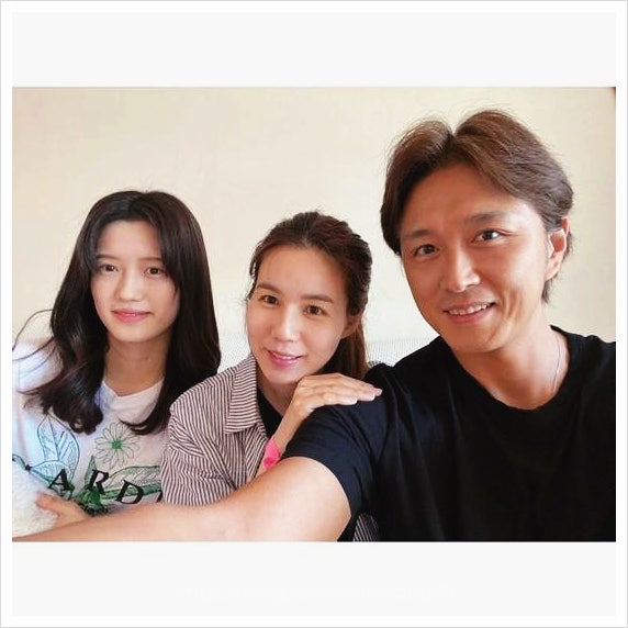  진태현 박시은 입양 두딸 SNS 새해인사 마라톤선수 간호사 보육원 가족 유산 결혼 대학생