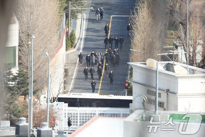 <b>윤건영</b> "김건희 라인, <b>경호</b>처장 패싱 실탄 지급 <b>지시</b>…차장... 