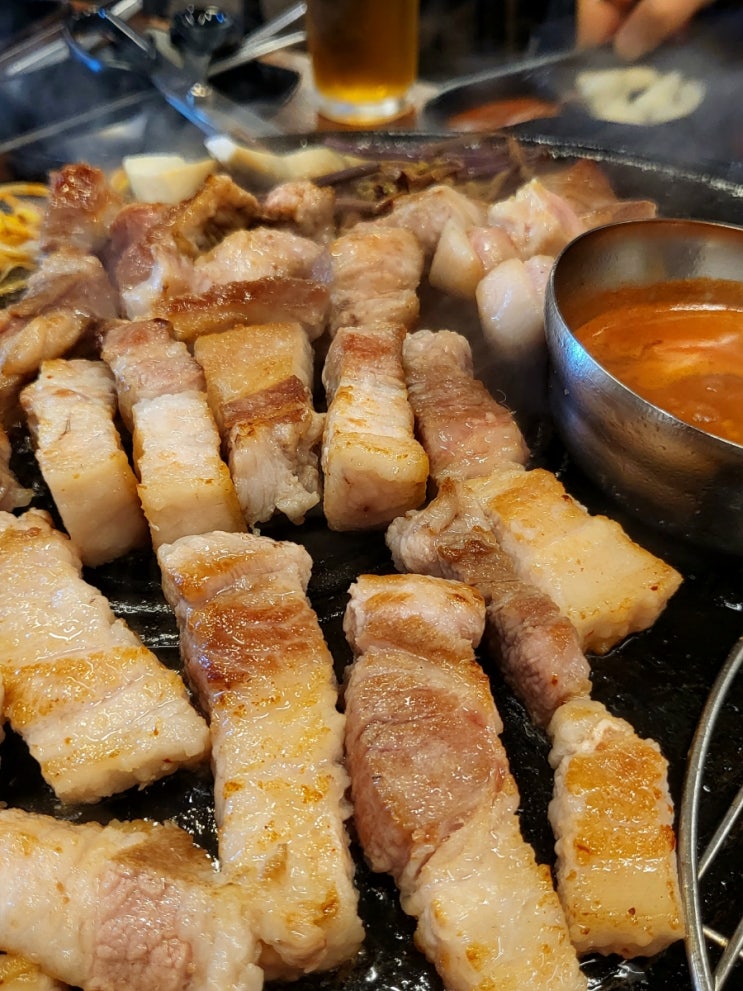  전주 솥뚜껑 삼겹살 두툼한 한돈에 미나리 조합 강추 중산솥뚜껑