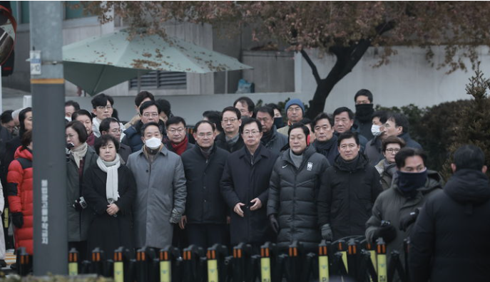 바로 여 <b>의원</b> 30여명이 <b>윤석열 대통령 관저</b> 앞에 <b>집결</b>한... 