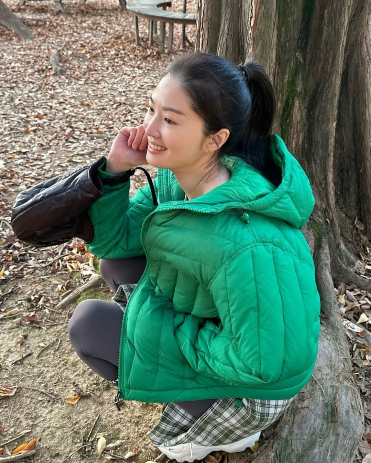  점차 기온이 높아지는 요즘과 같은 오늘 날씨 옷차림으로 골스튜디오의 예쁜 여자 경량 패딩 추천 w. 류이서