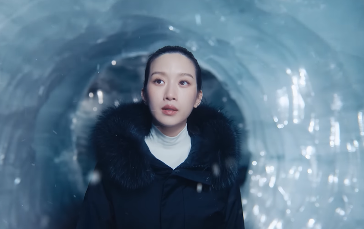  페미닌한 아름다움이 매력인 코오롱스포츠 안타티카 롱 구스다운 여성 패딩 자켓 코디 추천