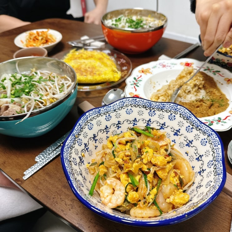  친구네집 여기가 베트남인가..!(푸팟퐁커리,쌀국수,팟타이,반쎄오)+스타벅스 해피버스데이 해리케이크 후기