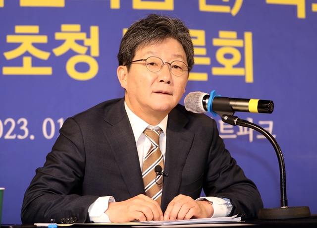 한남동 <b>관저</b> 찾은 국민의힘 <b>의원</b>, 여당 내부서도 “망하는 길”... 