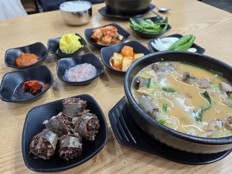  하단동밥집, 아우내순대국밥에서 즐기는 진한 사골육수 국밥