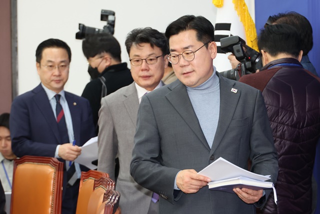 민주당, <b>최상목</b> 대행 <b>직무유기 고발</b> 조치키로