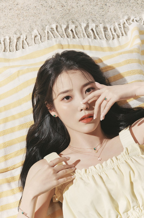  스퀘어 컷의 고급스런 그린 컬러로 완성되어 데일리로 착용해도 좋은패션 쥬얼리 브랜드 제이에스티나 14k 귀걸이 w. 아이유