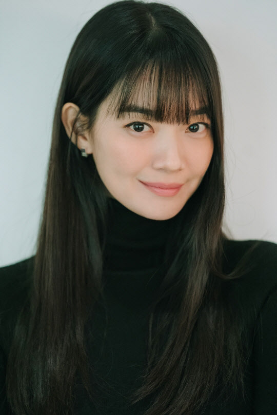 <b>신민아</b>, 소외계층 위해 3억 원 <b>기부</b>…누적 <b>기부</b>금 <b>40억</b> 원
