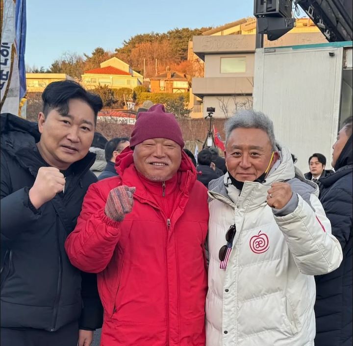 윤석열 대통령 탄핵 반대 집회에 나란히 참석한 연예인 3명…가수 김흥국, 배우 최준용, 개그....