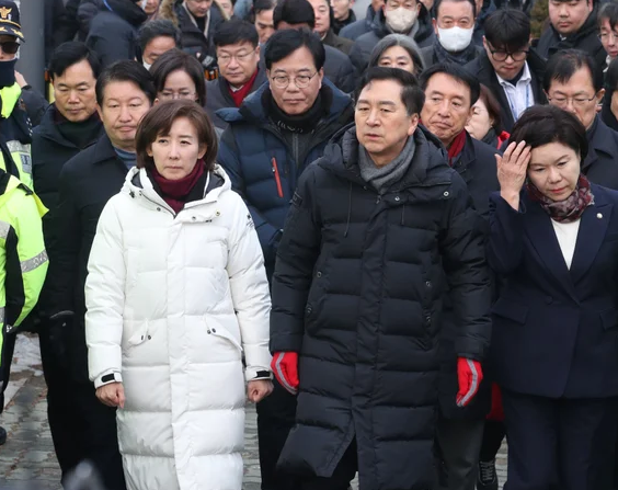 윤석열 <b>관저</b> 앞 <b>집회</b>에 모습 보인 나경원,김기현이 체포 막는... 
