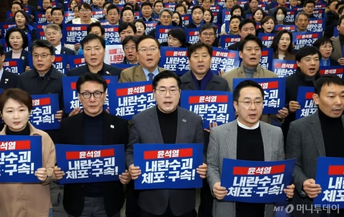 [단독] 野, <b>내란특검법</b> '군 기밀 비공개·제3자 추천' 담아... 