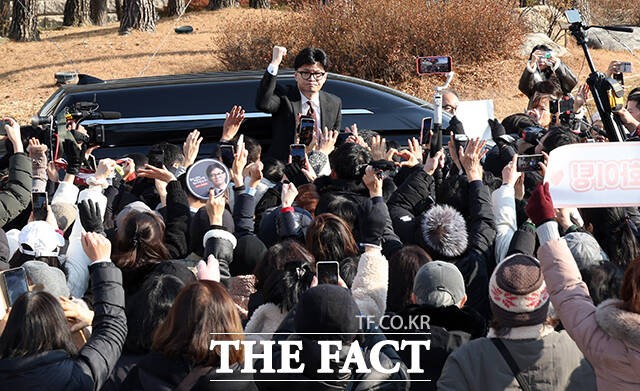'잠행' <b>한동훈</b> 첫 목격담…<b>정계 복귀</b> 시동거나