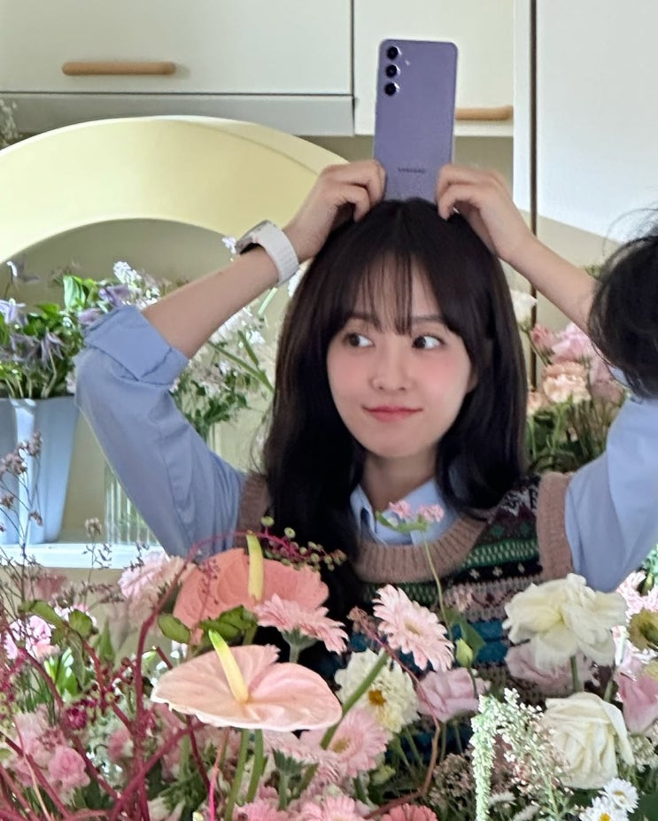  레트로한 감성의 패션이 유행하는 지금 입기 좋은 써스데이아일랜드 자카드 니트 베스트 조끼 코디 완성! w. 박보영