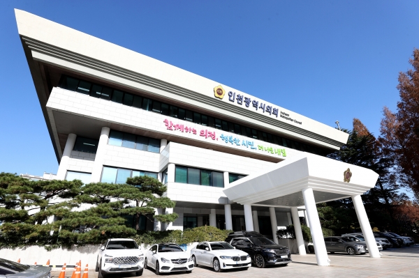 <b>인천시</b>의회 '<b>전자칠판</b> 게이트' 터질까… 검찰, 시<b>의원</b> 4명 금품... 