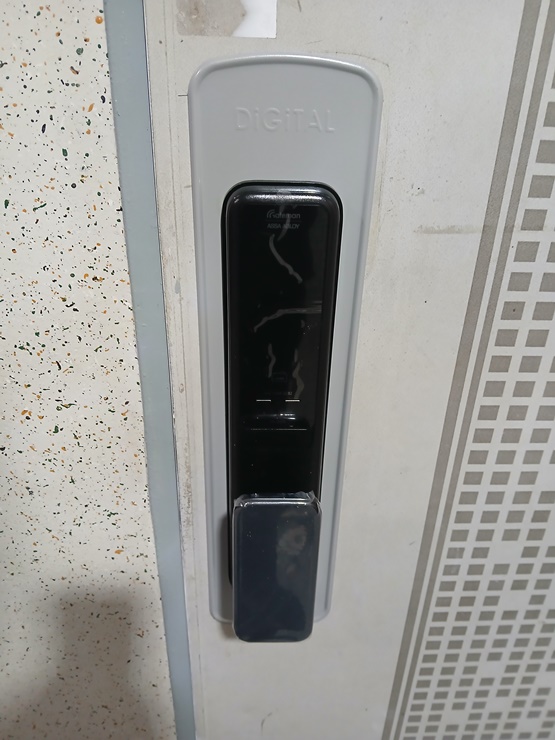  서대문구도어락 설치를 홍제동 무악청구1차아파트에 게이트맨 푸시풀도어락 GP-300R로 깔끔하게 교체 설치하였습니다 - 영천동 북아현동