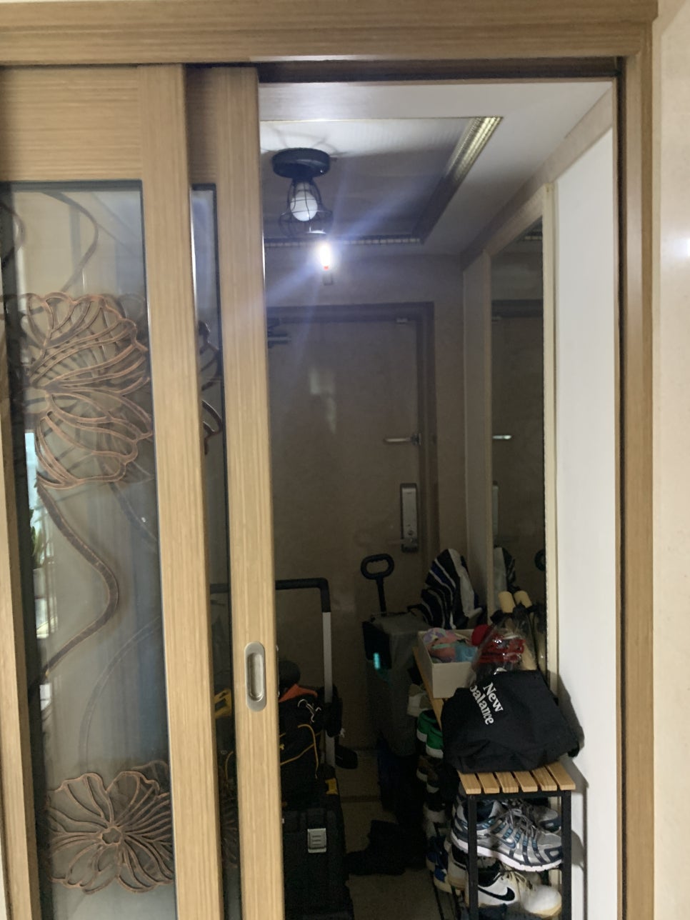 현관 2연동중문 뻑뻑한문 호차바퀴 교체로 문제해결