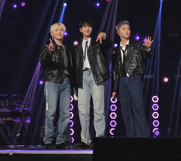 <b>더시즌즈</b> 이영지의 레인보우... 케이시, <b>송중기</b>, 세븐틴... 