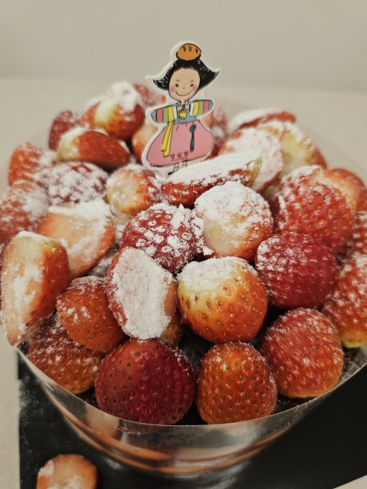 (방구석 시식회) 딸기시루? 아니 딸기조아! 제철 딸기가 한가득 올라간 케이크 -성심당 딸기시루-
