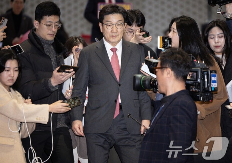 <b>권성동</b> "당론 반대 김상욱에 탈당 권유"…金 "탈당할 생각 없다"