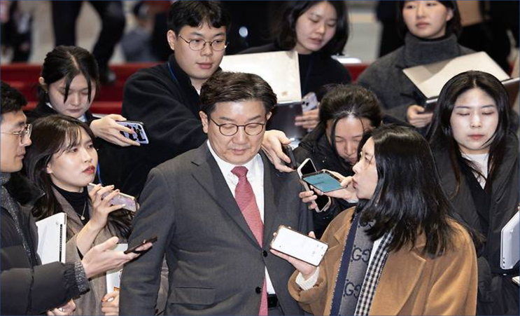 <b>권성동</b>, 내란·김건희 <b>특검법</b>... “쌍<b>특검</b> 찬성할 거면 탈당해”