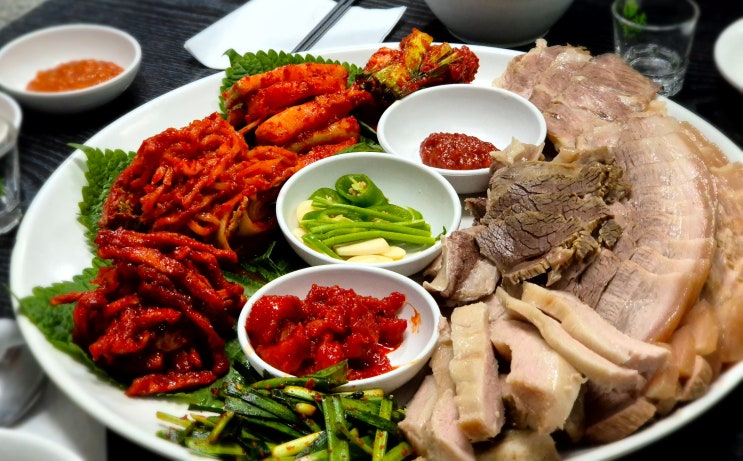 서울 강남 제복쟁반으로 줄 서는 식당 '청류벽'