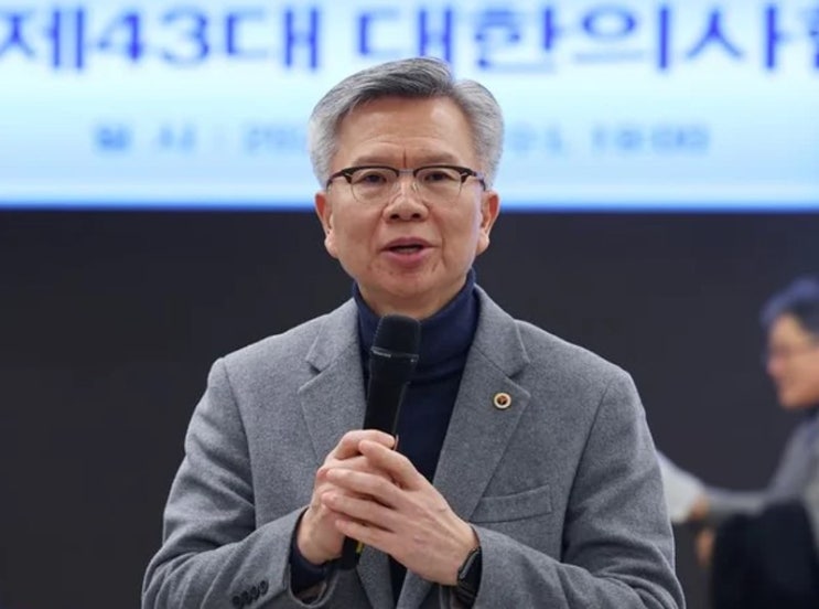 새 <b>의협회장</b>에 <b>김택우</b>…"정부, 올해 의대교육 마스터플랜 내야"