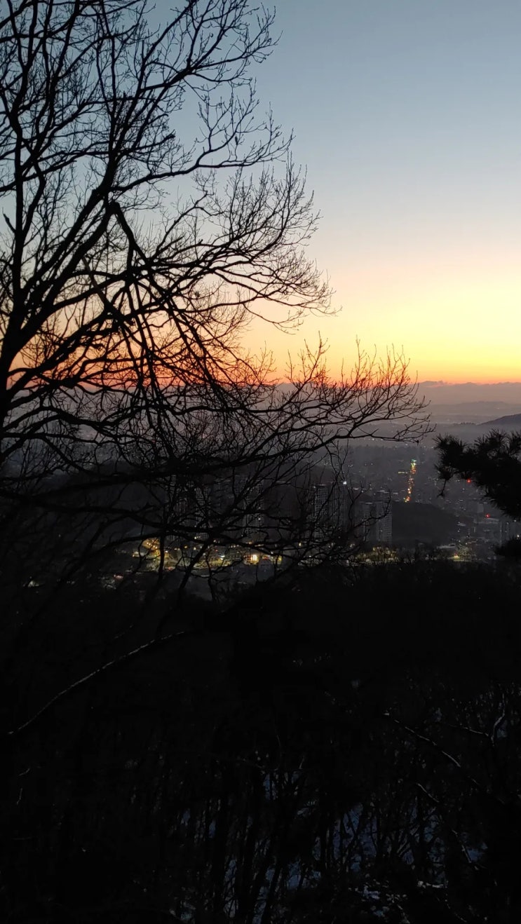설봉산에서 본 효향산의 붉은 여명과 일출 설봉산에서 본 효향산의 붉은 여명과 일출