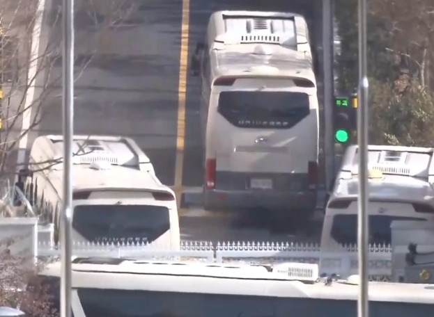 윤석열 <b>대통령</b> 관저에 차벽에... 요새화'…<b>체포영장 재집행</b> 대치... 