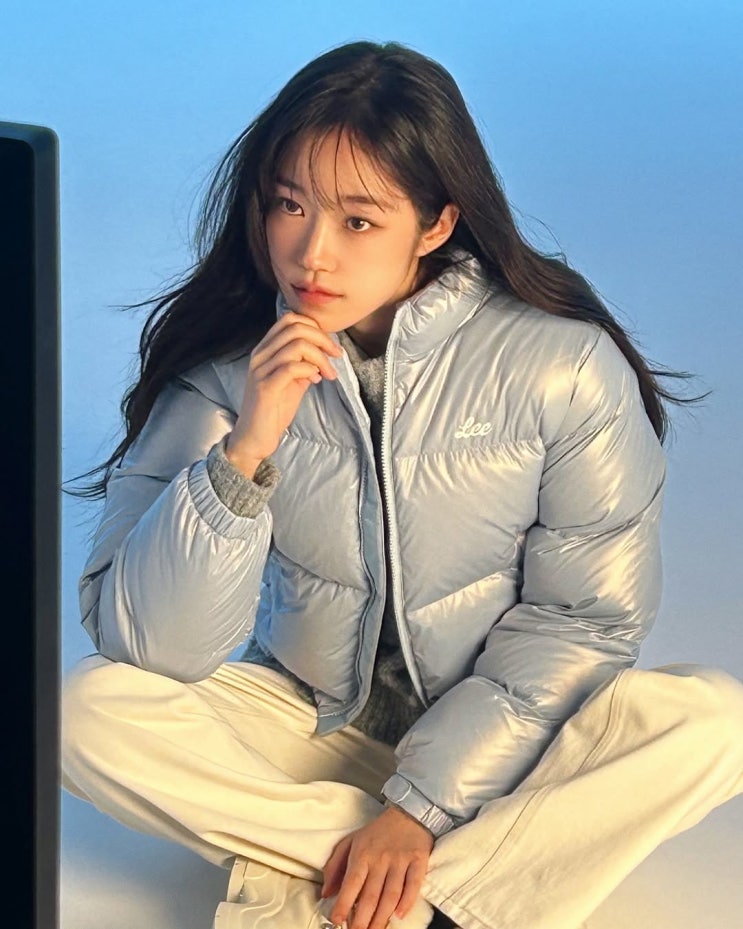  추운 오늘 날씨 옷차림에서 그냥 손이 가는 LEE 글로시 크롭 여성 숏 패딩 코디 추천