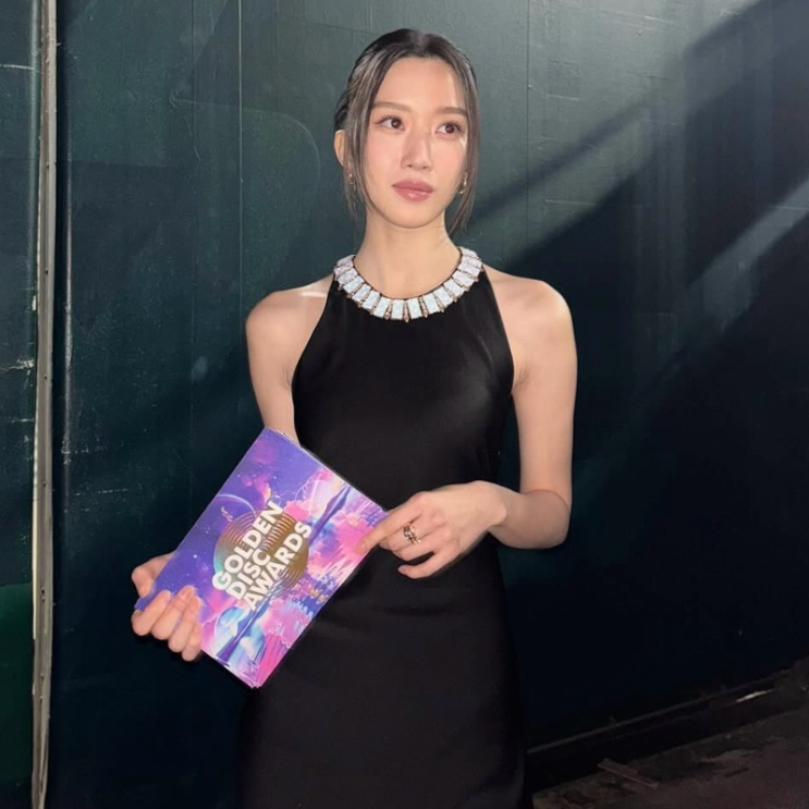  문가영 골든디스크 시상식 제니팩햄 백리스 드레스 코디