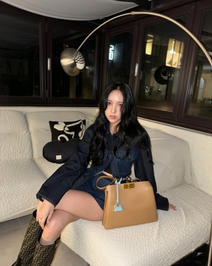  명품 브랜드 펜디의 대표적인 가방 라인으로 여성들에게 오랜시간 사랑받아온 피카부 여자 핸드백 w. 미나