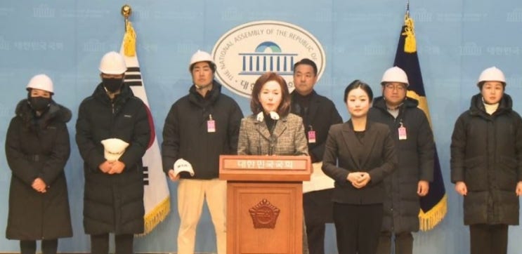 윤석열 대통령을 지키는 반공청년단과 <b>백골단</b> 결성, 활동나서... 
